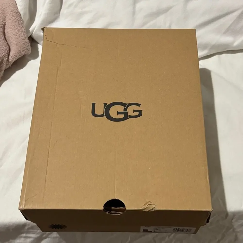 UGG 3 Kids Classic II Sparkle Leopard Boots in ugg tan with gold accents euc